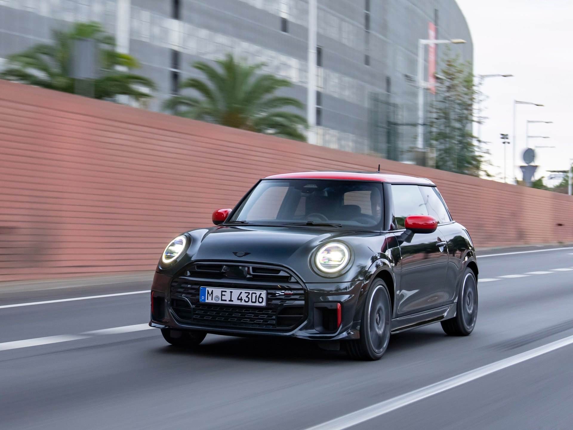 MINI John Cooper Works‏ - J01 JCW מבט מהצד